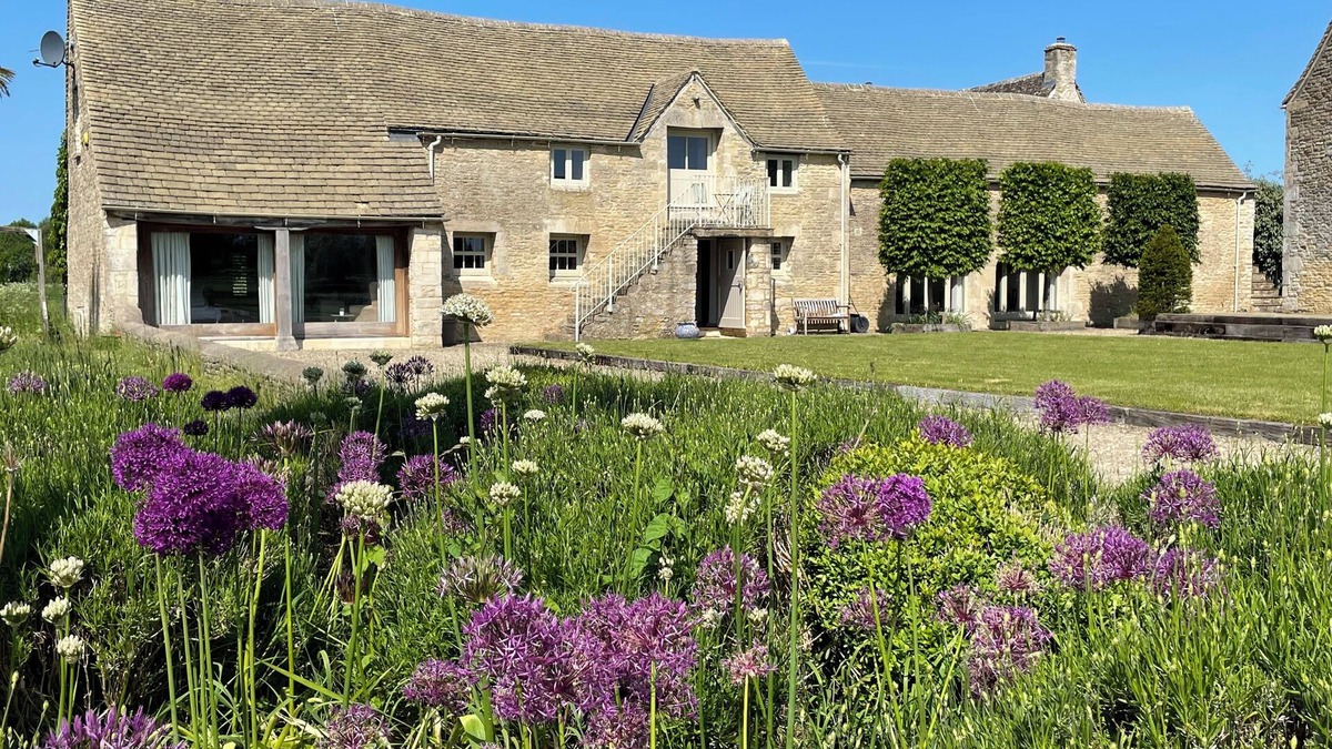 Ewen House | Cotswold Mill Retreat - Stunning 18th-century barn, sleeps up to 12
