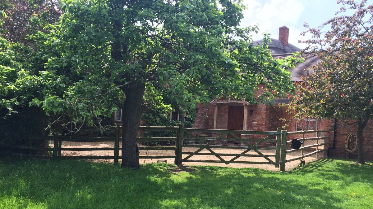 Wimpstone House | Cotswolds heaven, feed the alpacas and relax in luxury cottage with hot tub