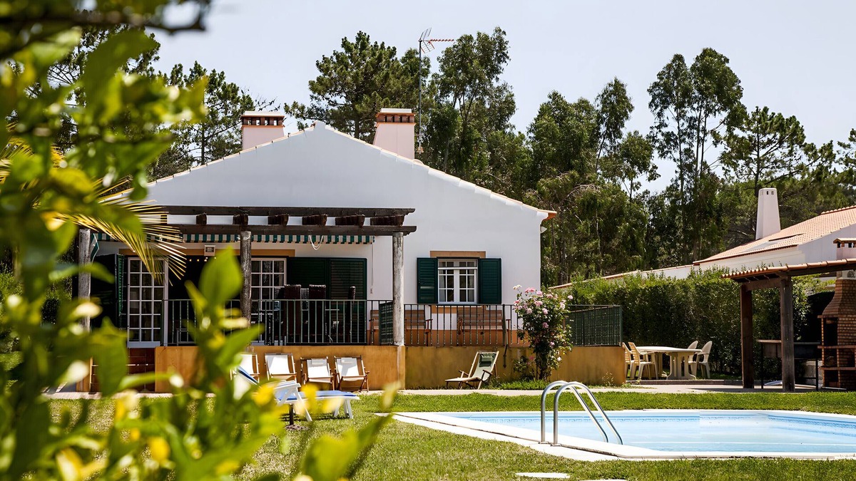 Vila Nova de Santo Andre Cottage | Cottage 'Casa Dos Pinheiros' with Private Pool, Wi-Fi and Air Conditioning