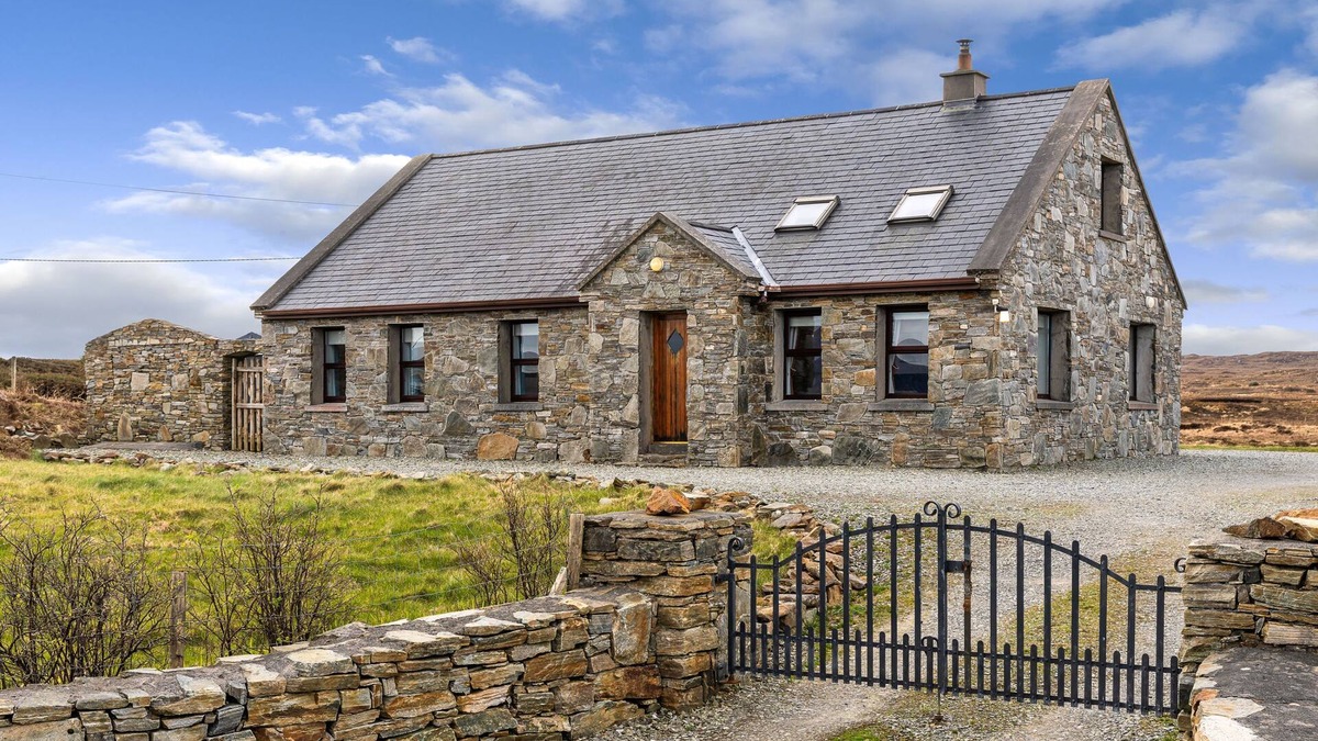 Cleggan Cottage | Cottage 118 - Cleggan - sleeps 7 guests in 3 bedrooms