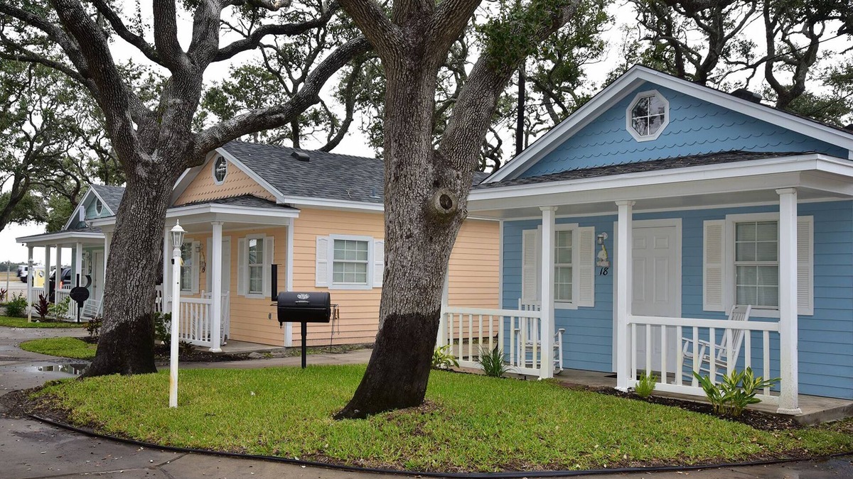 Fulton House | Cottage 13 at D&R Pelican Bay Resort