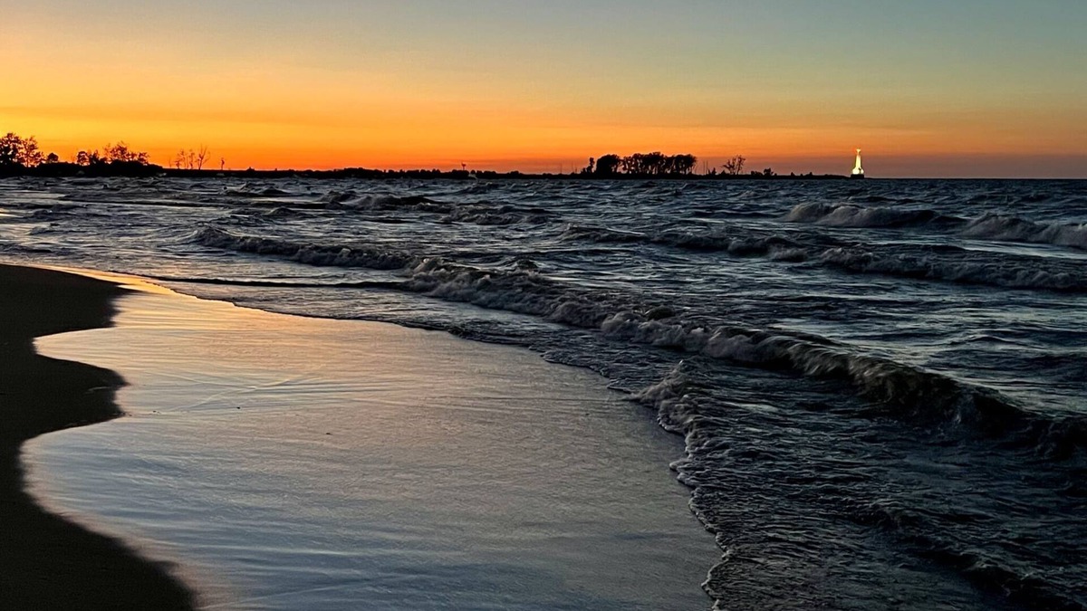 Huron House | Cottage 300 steps from a private beach & minutes from Cedar Point & Sportsforce