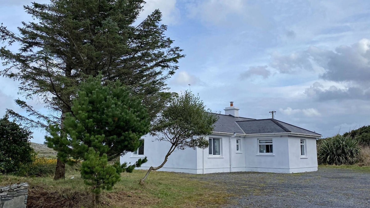 Roundstone Cottage | Cottage 396 - Roundstone - sleeps 6 guests in 3 bedrooms