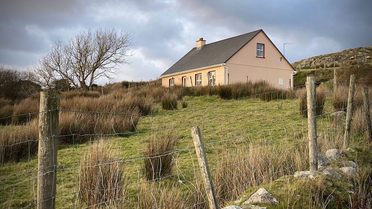 Clifden Cottage | Cottage 427 - Clifden - sleeps 6 guests in 3 bedrooms