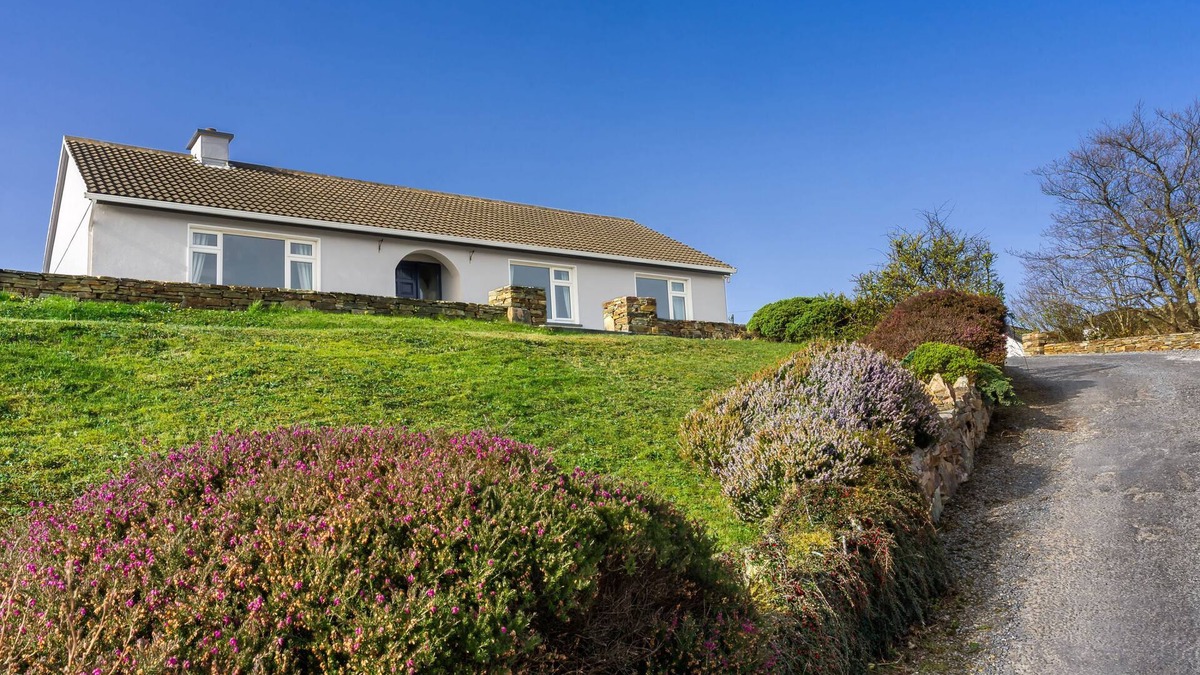 Clifden Cottage | Cottage 479 - Clifden - sleeps 6 guests in 3 bedrooms