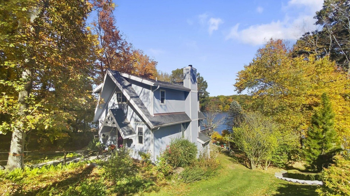 Newtown House | Cottage at Sunny Day- Lakeside, views, kayak, dock