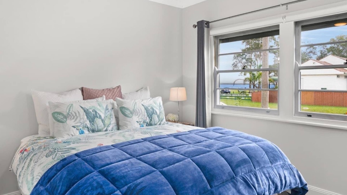 Long Jetty House | Cottage by the Lake, 1 bedroom full size house, full kitchen, 2 living areas.