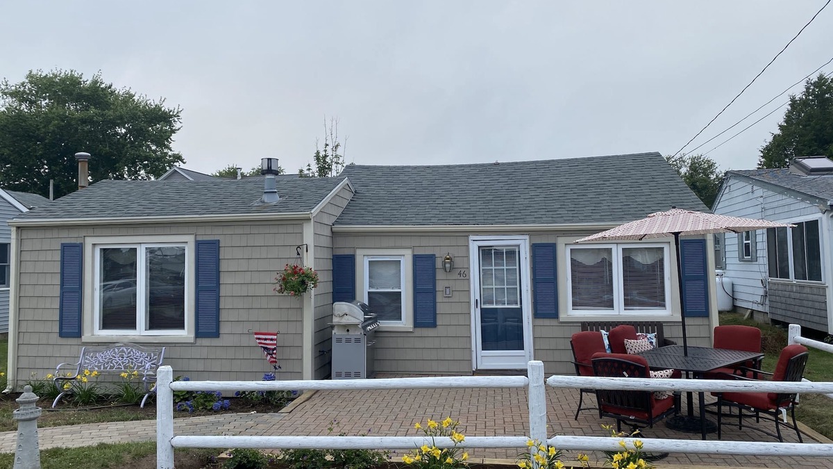 Snug Harbor House | Cottage by the shore in the quaint neighborhood of Snug Harbor