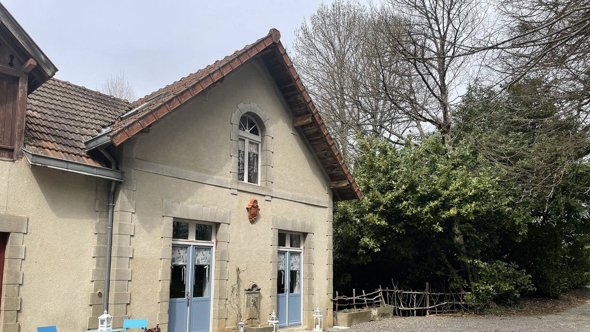 Saint-Just-le-Martel Cottage | Cottage Demaisons set in the grounds of a chateau