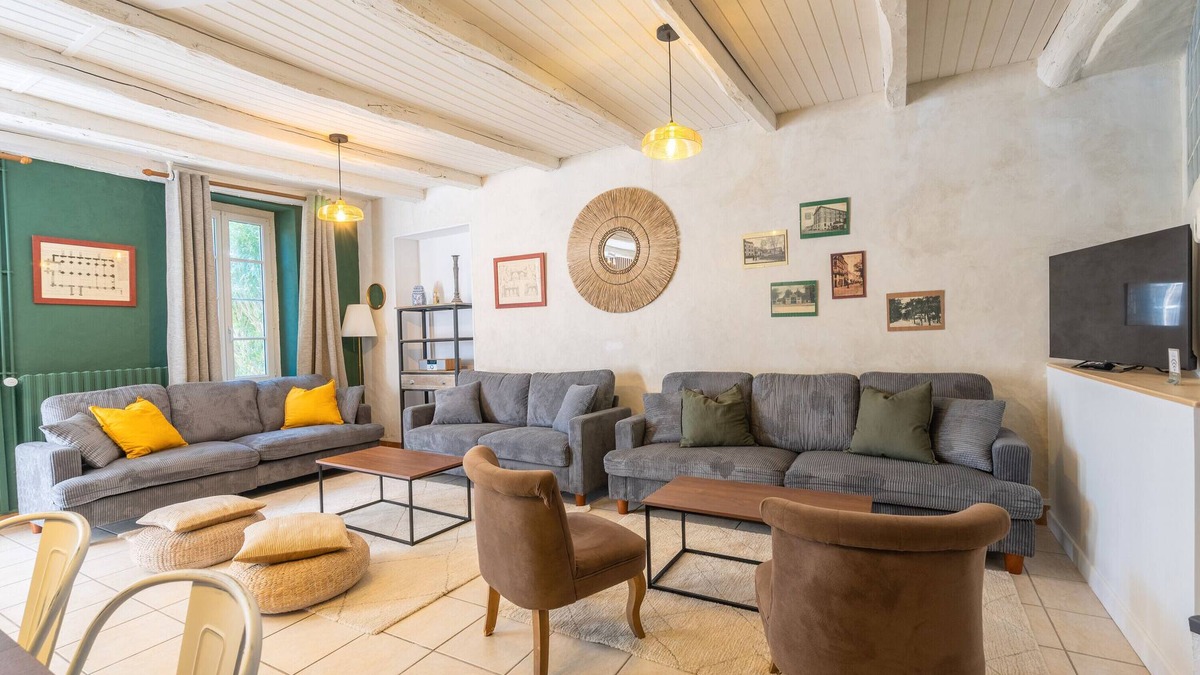 Saint-Romain-de-Benet Cottage | Cottage 'Gîte Le Cottage' with Shared Pool, Private Terrace and Wi-Fi