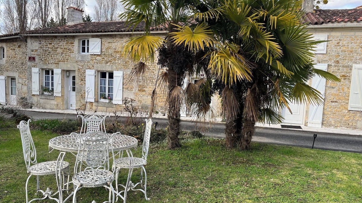 Taillant House | Cottage 'Gîte La Baragane' with Shared Terrace, Shared Garden and Wi-Fi