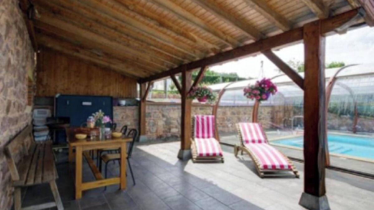 Sevelinges House | Cottage 'Gite Les Cerisiers' with Private Terrace, Private Garden and Wi-Fi