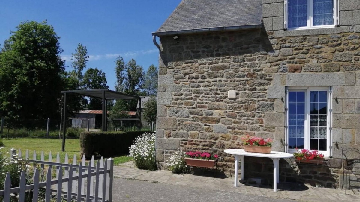Lanhelin House | Cottage 'Gîte Proche St Malo - Cancale' with Shared Garden and Wi-Fi
