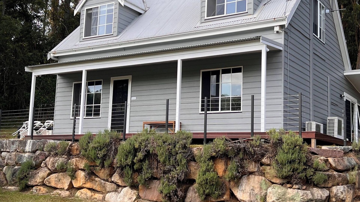 Macmasters Beach Cottage | Cottage Hill Creek: guest house near beach & bush