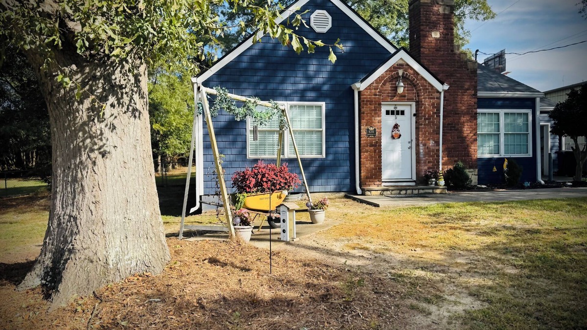 Douglasville House | Cottage home near downtown Douglasville’s Greystone Amphitheater.