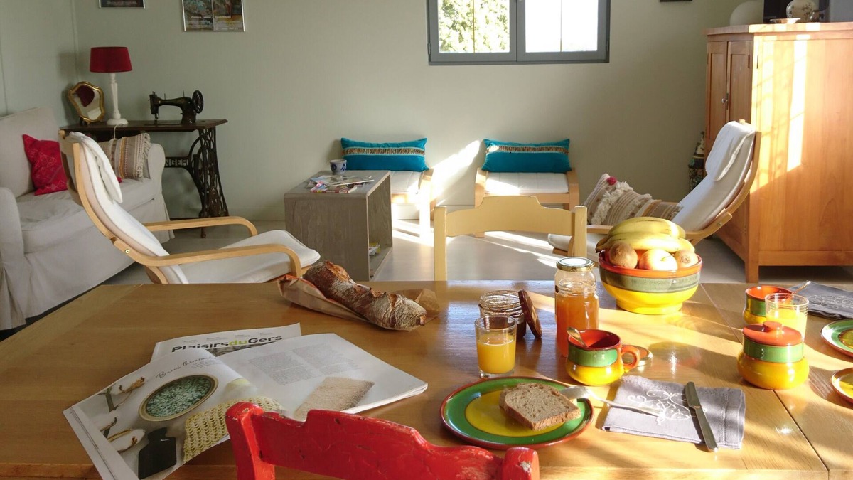 Vic-Fezensac Apartment | cottage in a green setting