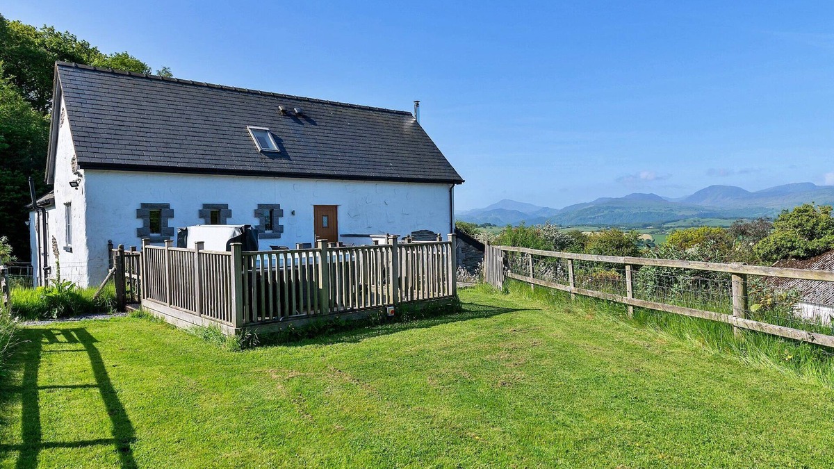 Eglwysbach Cottage | Cottage in Conwy with Hot Tub & Mountain Views
