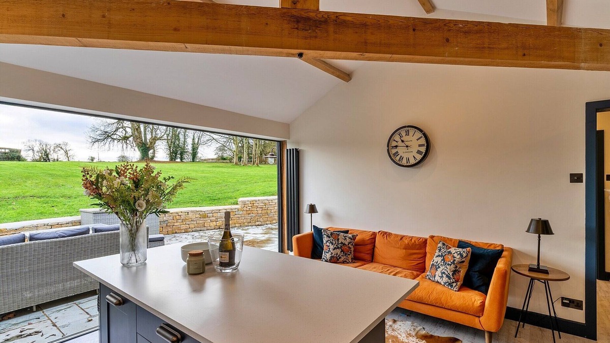 Hawling Cottage | Cottage in Cotswolds with Hot Tub & Views
