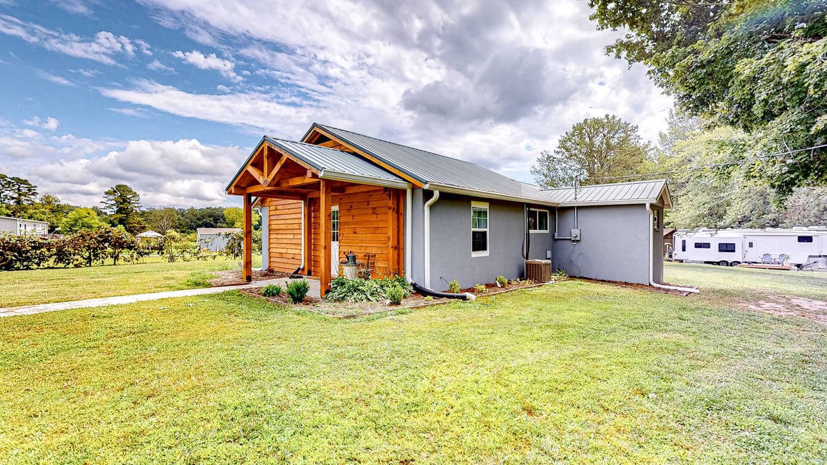 Hendersonville Cottage | Cottage in Hendersonville with yard, Patio, Full Kitchen and WIFI