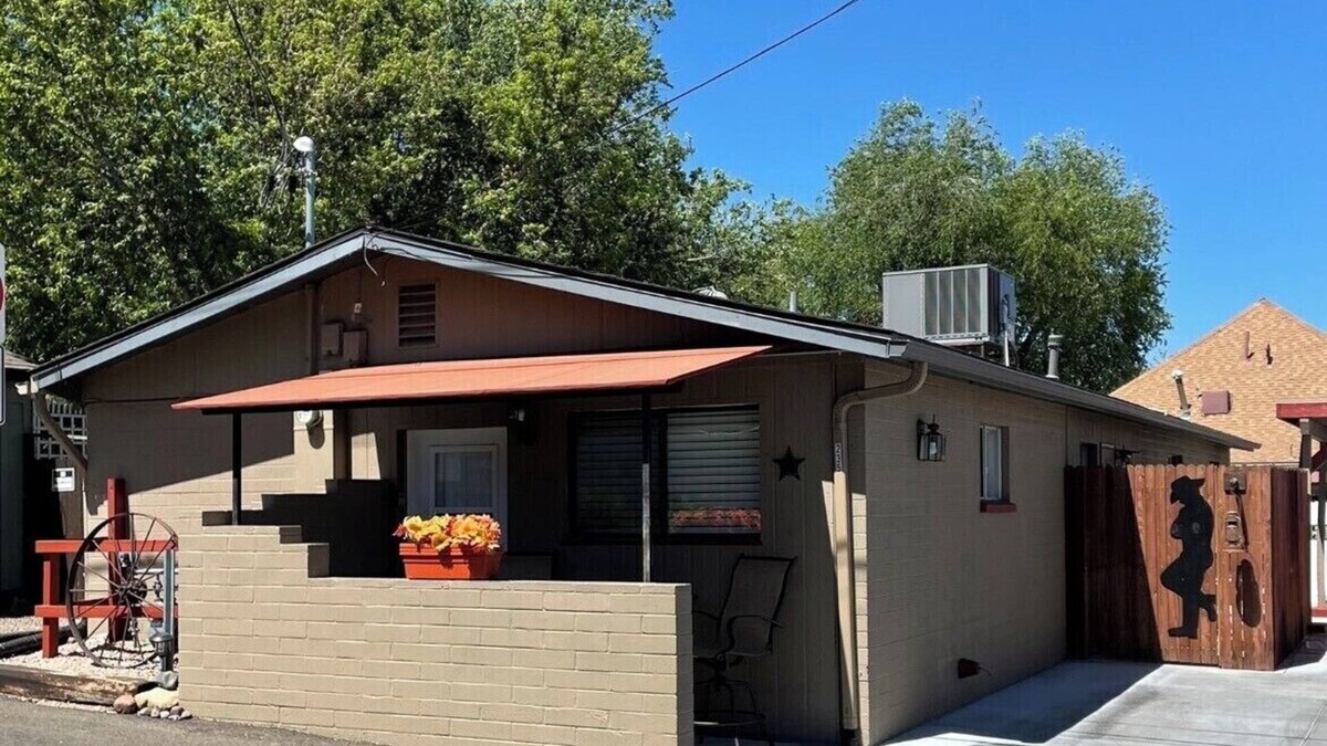 Prescott Cottage | Cottage in historic downtown Prescott. Go to Whiskey Row