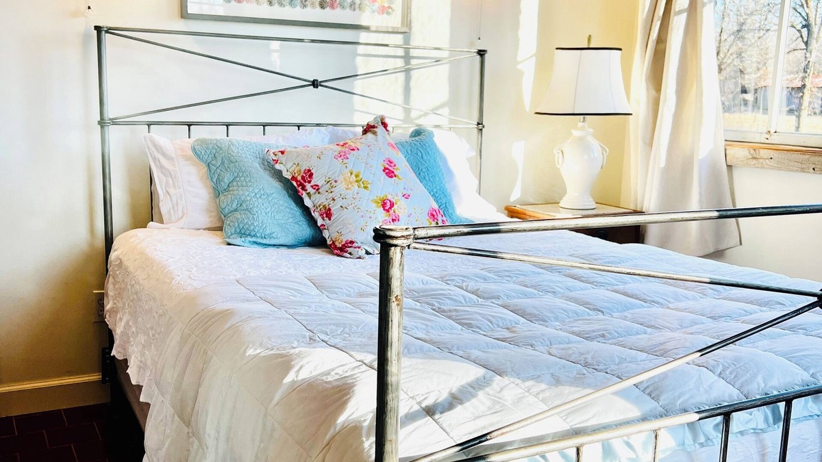 Sarah Cottage | Cottage in MS's Hill Country. Cozy, Quiet & Close to good Music, Food & History.