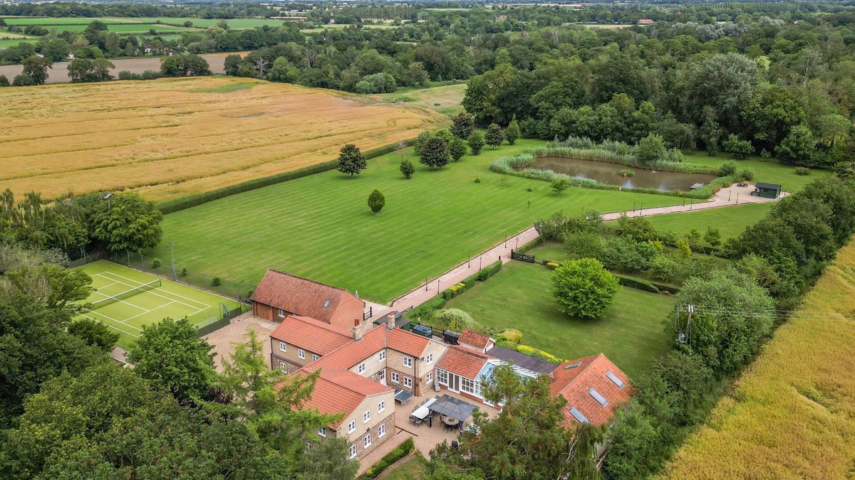 Thetford Cottage | Cottage in Norfolk sleeps 23 - private pool, fishing lake, hot tub ref 99008SC