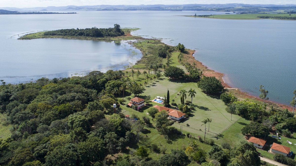 Barao de Antonina House | Cottage in the Chavantes Dam, w/beach, pool, boat ramp, island
