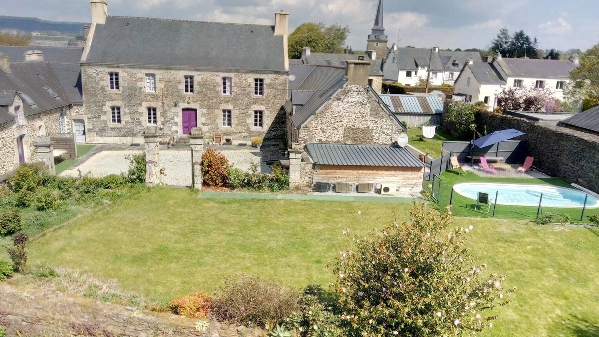 Saint-Thelo House | Cottage in the west wing of a manor at St-Thelo