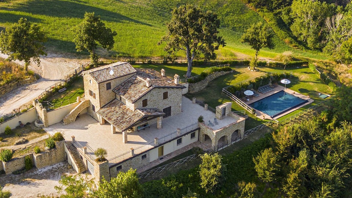 Castelraimondo Villa | Cottage Ermelinda – Landscape, Jacuzzi and Pool