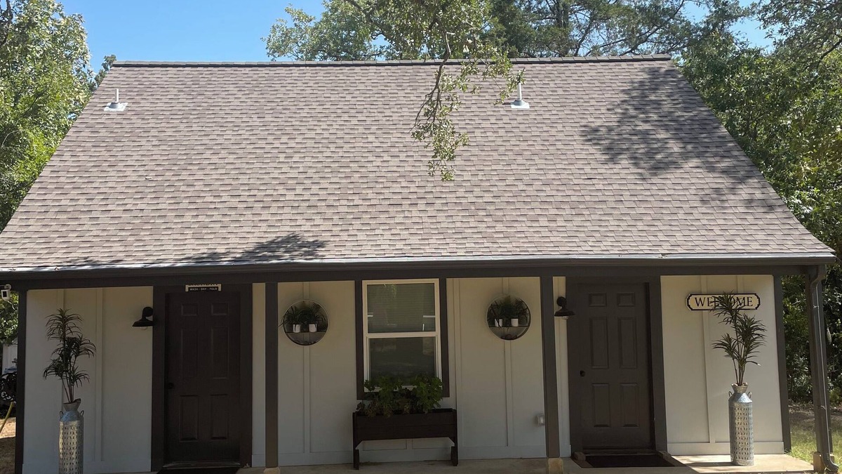Hearne Cottage | Cottage just 30 minutes from Texas A&M, 15 minutes from Premiere baseball field