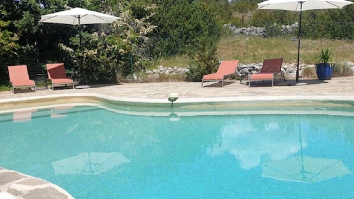 Simiane-la-Rotonde House | Cottage 'La Buisse - Les 2 Gites' with Mountain View, Shared Terrace and Wi-Fi