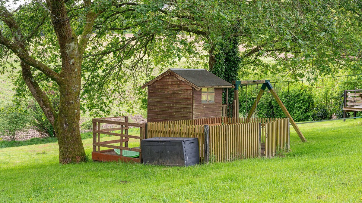 Quistinic House | Cottage 'La Maison Blanche' with Shared Pool, Shared Garden and Wi-Fi