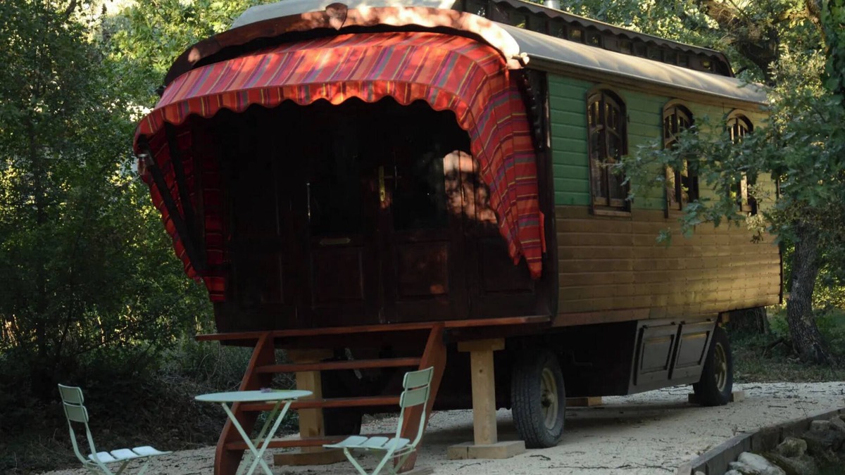Grignan Cottage | Cottage 'La Roulotte Authentique' with Private Terrace, Private Garden and Wi-Fi