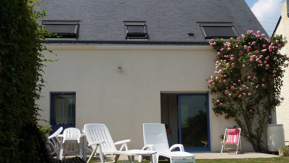Ferel House | Cottage labeled 3 stars between sea and countryside