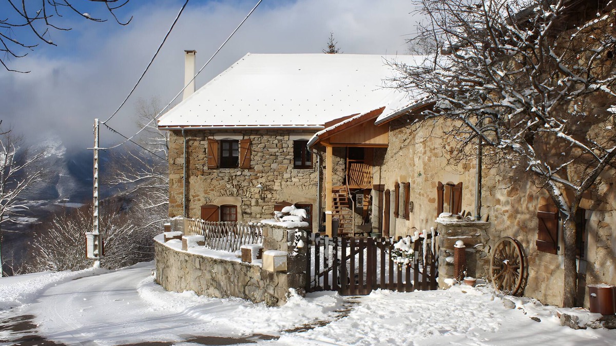 Les Cotes de Corps Cottage | Cottage 'Le Grand Gîte' with Lake View, Private Terrace and Wi-Fi