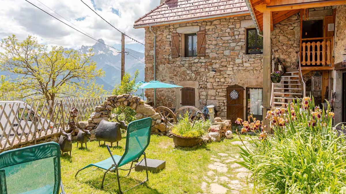 Les Cotes de Corps Cottage | Cottage 'Le P'tit' with Lake View, Private Terrace and Wi-Fi