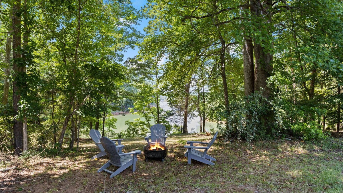 Anderson House | Cottage located on a peaceful cove on Lake Hartwell. Near Clemson and Anderson!