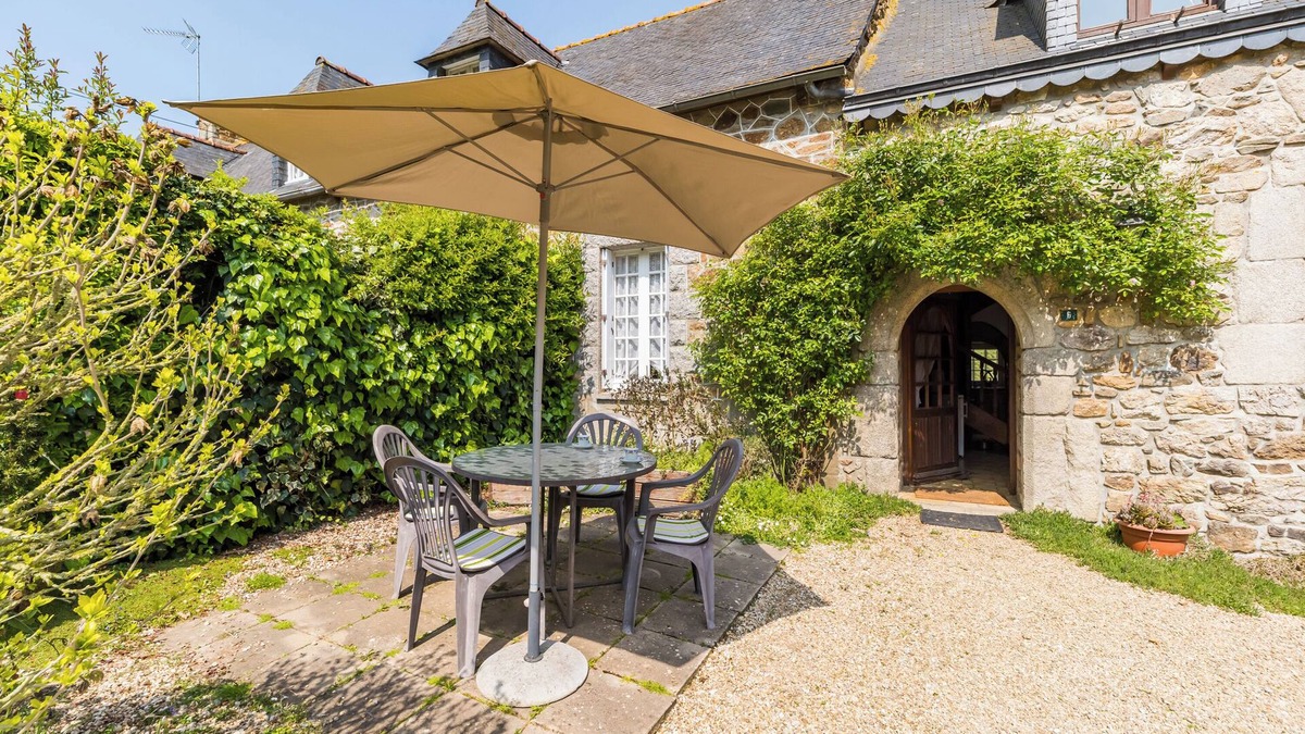 Pommerit-le-Vicomte House | Cottage "Manoir 16ème Siècle Proche Paimpol" with Private Terrace, Private Garden & Wi-Fi