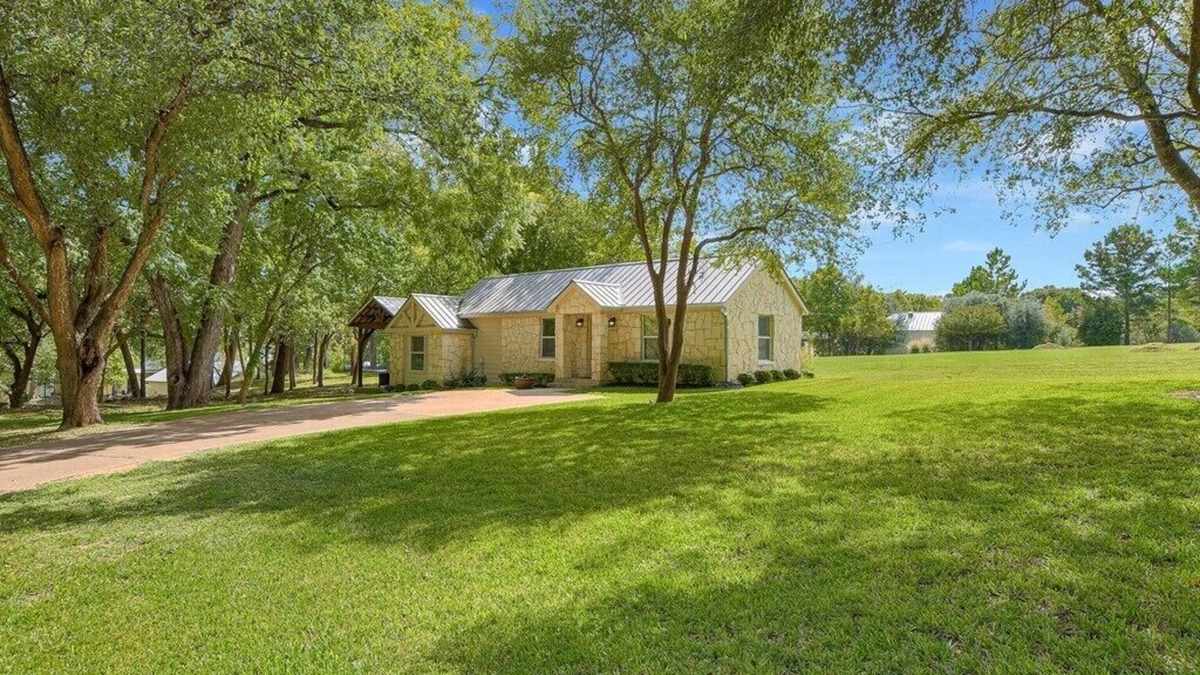 Wood Island Cottage | Cottage Near Lake Austin