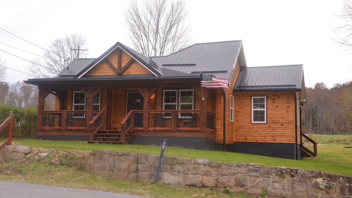Victor House | Cottage New River National Park 3 Minutes to the Bridge. Renovated & Hot Tub.