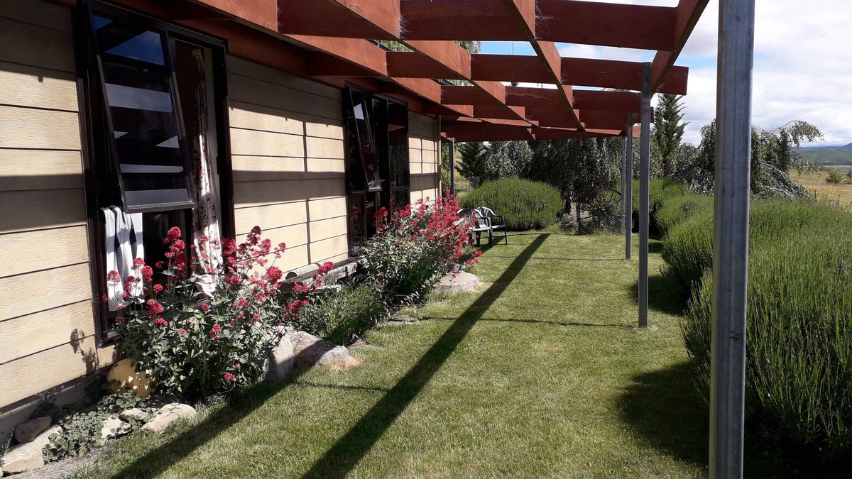 Omarama Cottage | Cottage next to Alps to Ocean Cycle trail at Lake Benmore