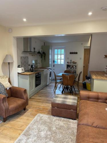 Wivenhoe House | Cottage of Content