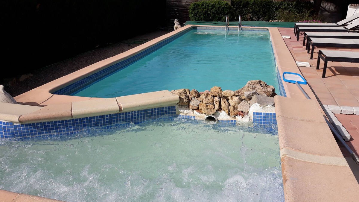 Le Luc House | cottage oleander