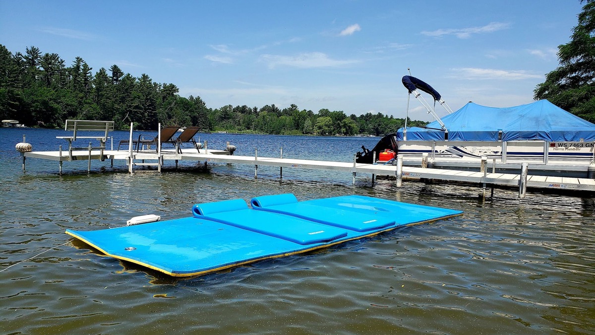 Waupaca Cottage | Cottage on Long Lake on the Chain O' Lakes with sandy shore and pontoon rental.