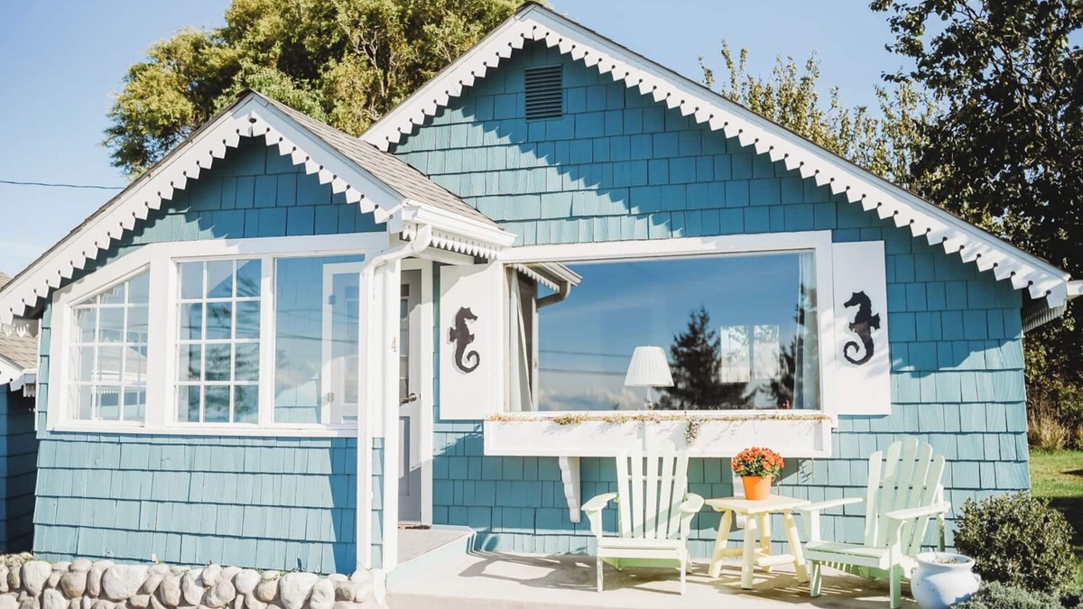 Sequim Cottage | Cottage On the Bay - Queen, Jetted tub, Full Kitchen, water view