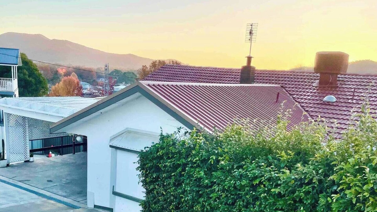Myrtleford House | Cottage on The Hill S