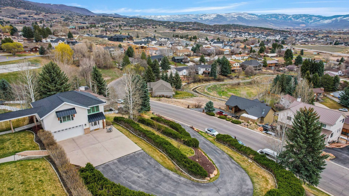 Heber House | Cottage on the hill, sleeps 6, views, gym, office