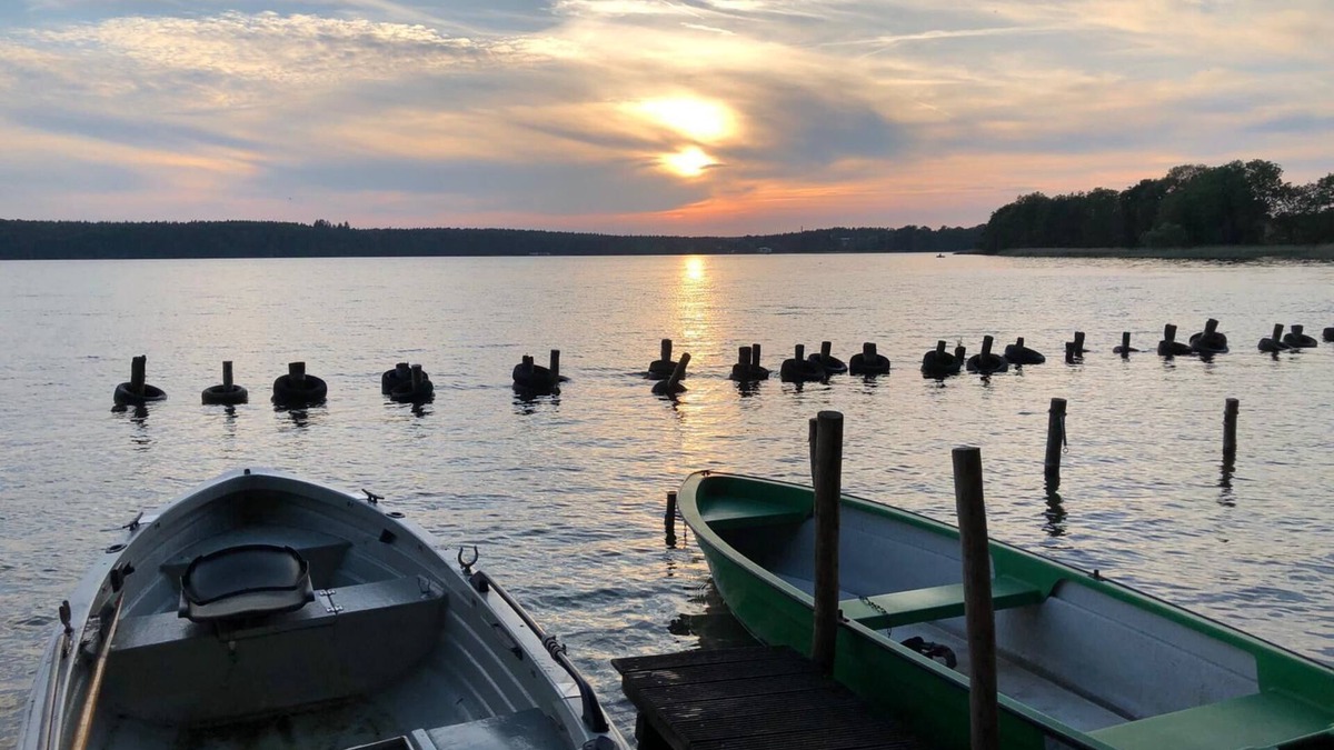 Warin House | Cottage on the lake with lake view with boat