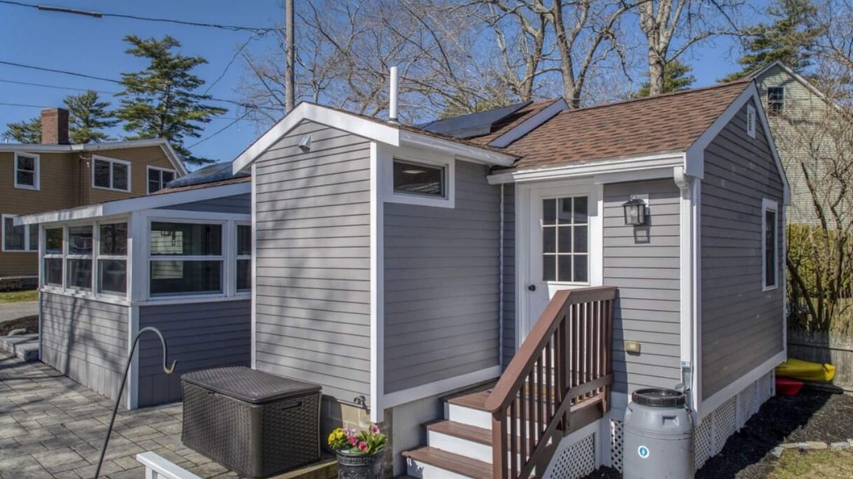 Amesbury Cottage | Cottage on the Lake with AC, WiFi, parking - Long term rental, pets OK