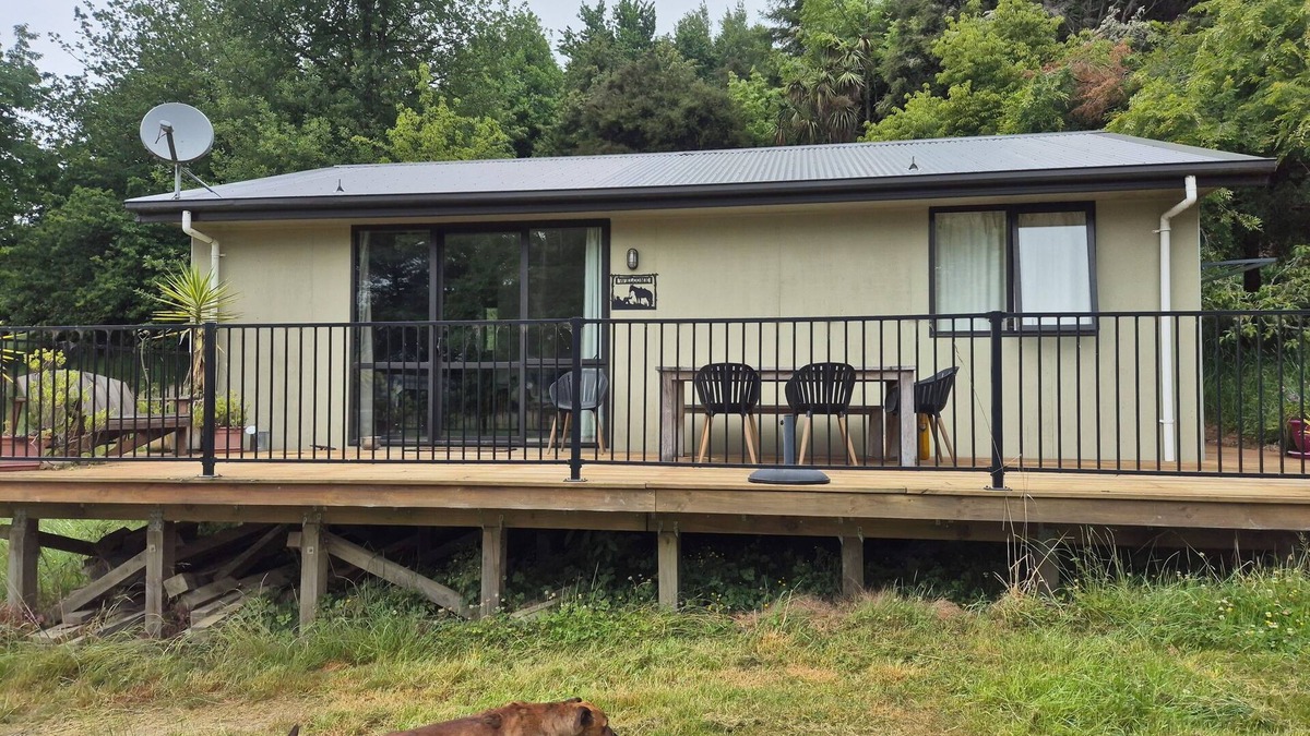 Lyford Cottage | Cottage on Woodchester Station, family friendly.